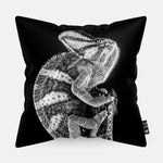 Kussen met een kameleon in zwart-wit erop afgebeeld.