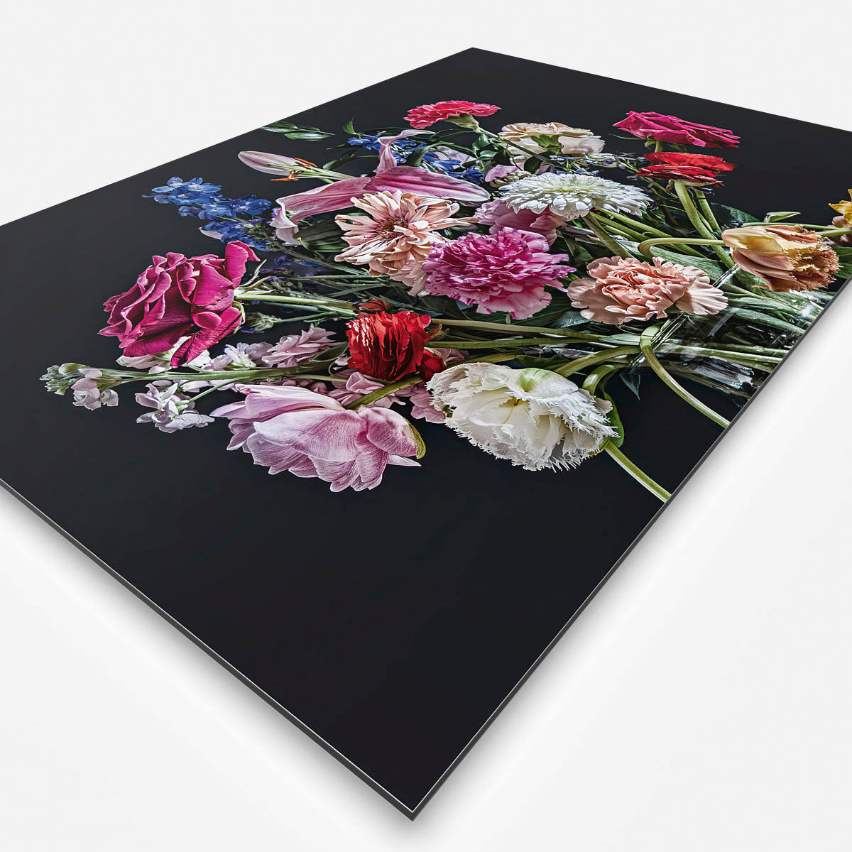 Zijkant van schilderij met kleurrijke bloemen in een glazen vaas