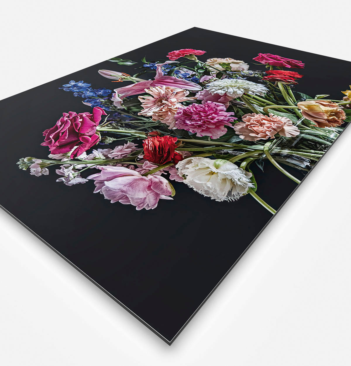 Zijkant van schilderij met kleurrijke bloemen in een glazen vaas
