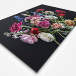 Zijkant van schilderij met kleurrijke bloemen in een glazen vaas