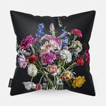 Achterzijde van een sierkussen met kleurrijke bloemen in een glazen vaas