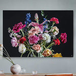 Schilderij met kleurrijke bloemen in een glazen vaas tegen een grijze muur