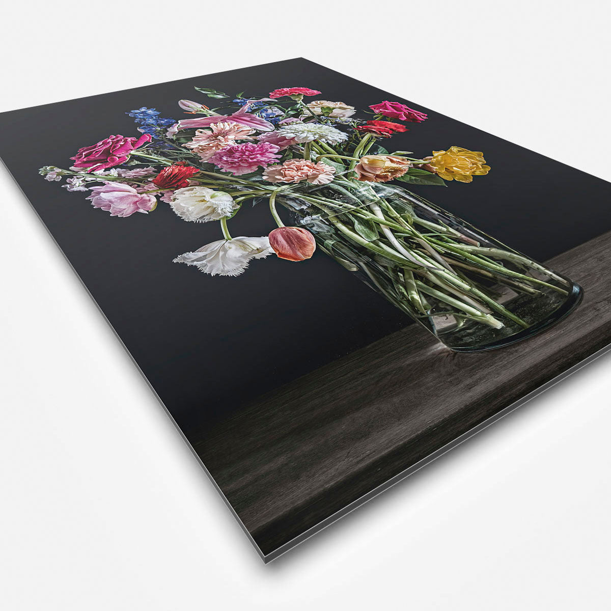 Zijkant wanddecoratie met kleurrijke bloemen in een glazen vaas