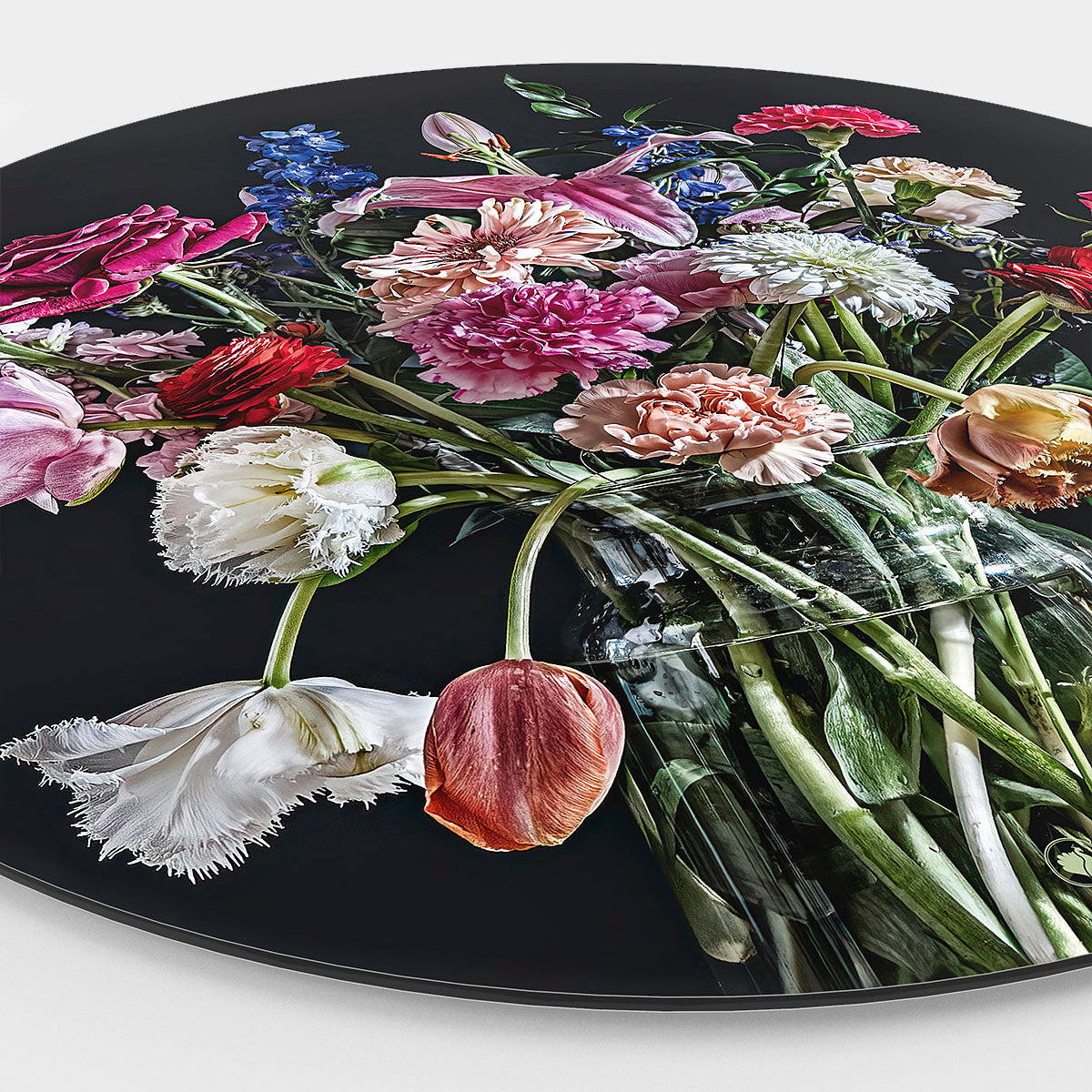 Zijkant van een wandcirkel met kleurrijke bloemen in een glazen vaas