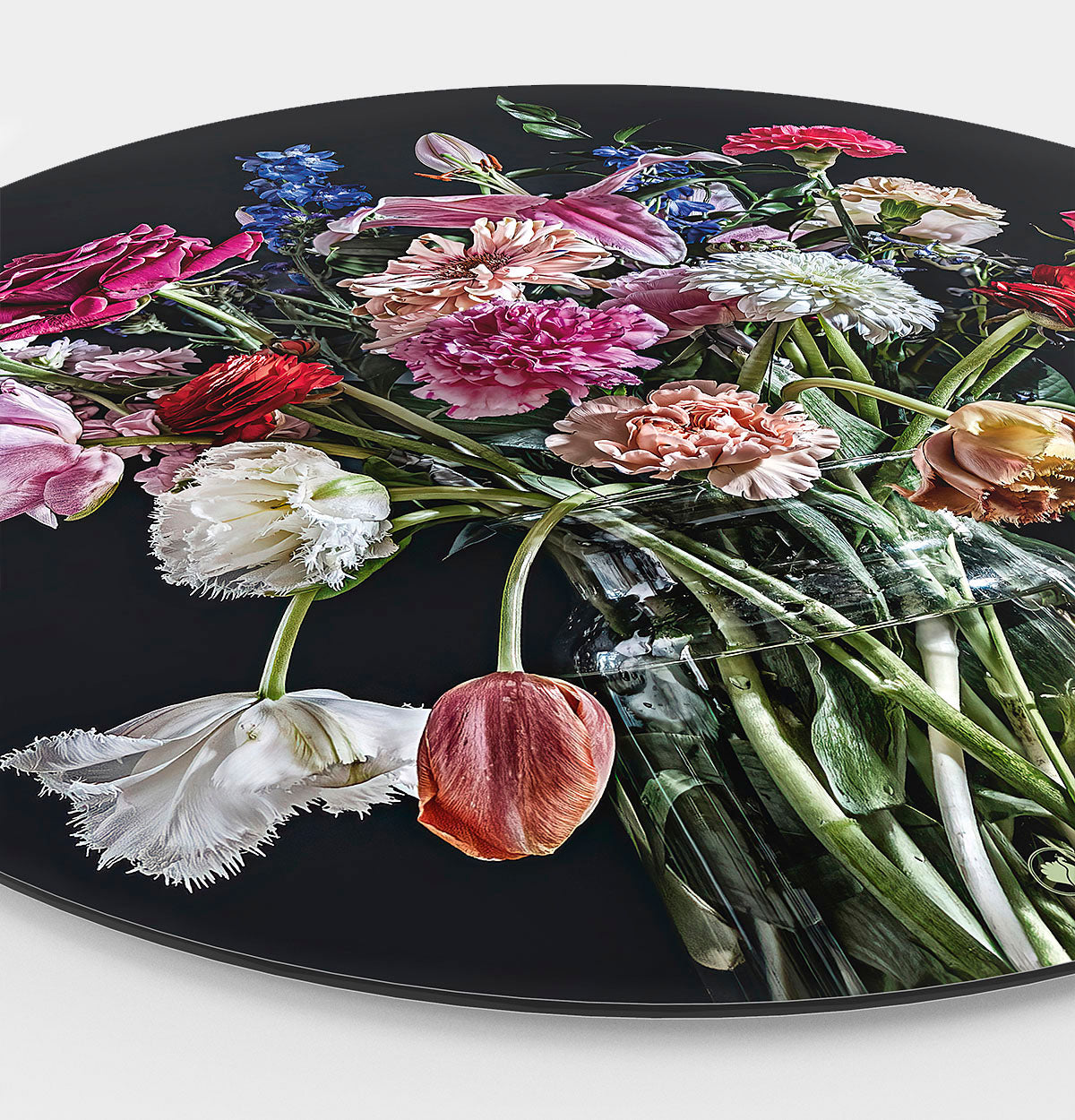 Zijkant van een wandcirkel met kleurrijke bloemen in een glazen vaas