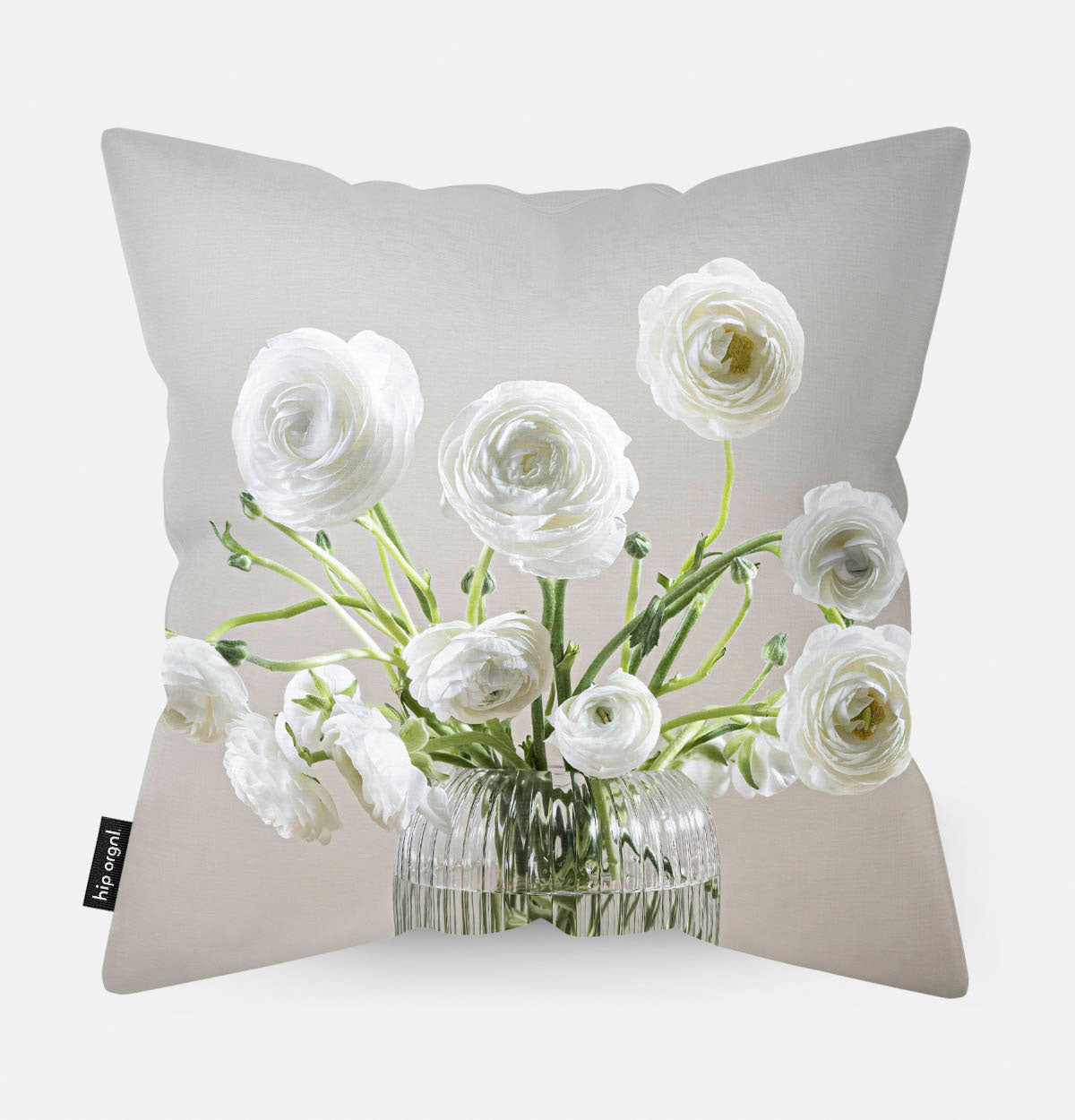 Sierkussen met een glazen vaas met witte bloemen en een lichte achtergrond