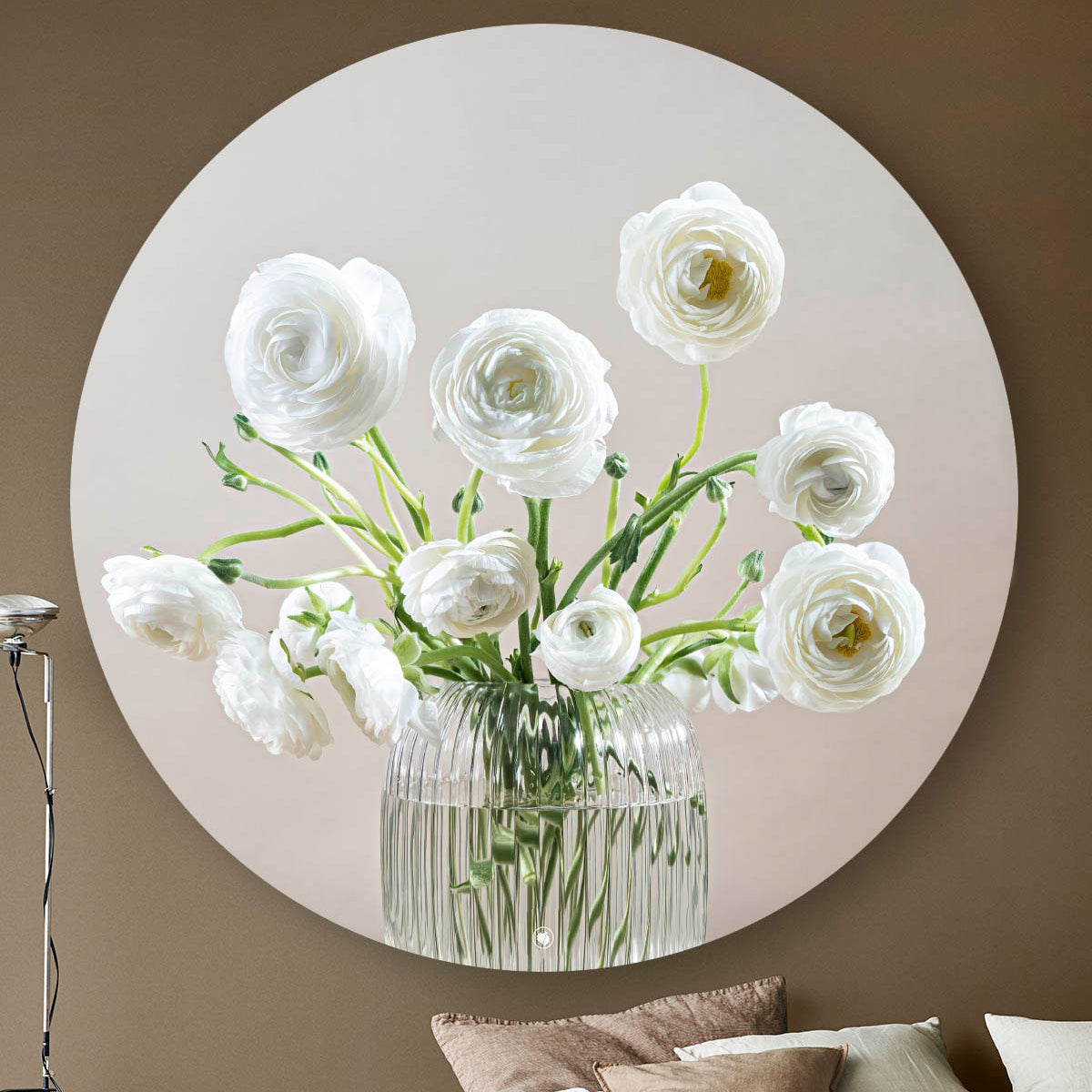 Wandcirkel met een glazen vaas met witte bloemen tegen een donkere muur