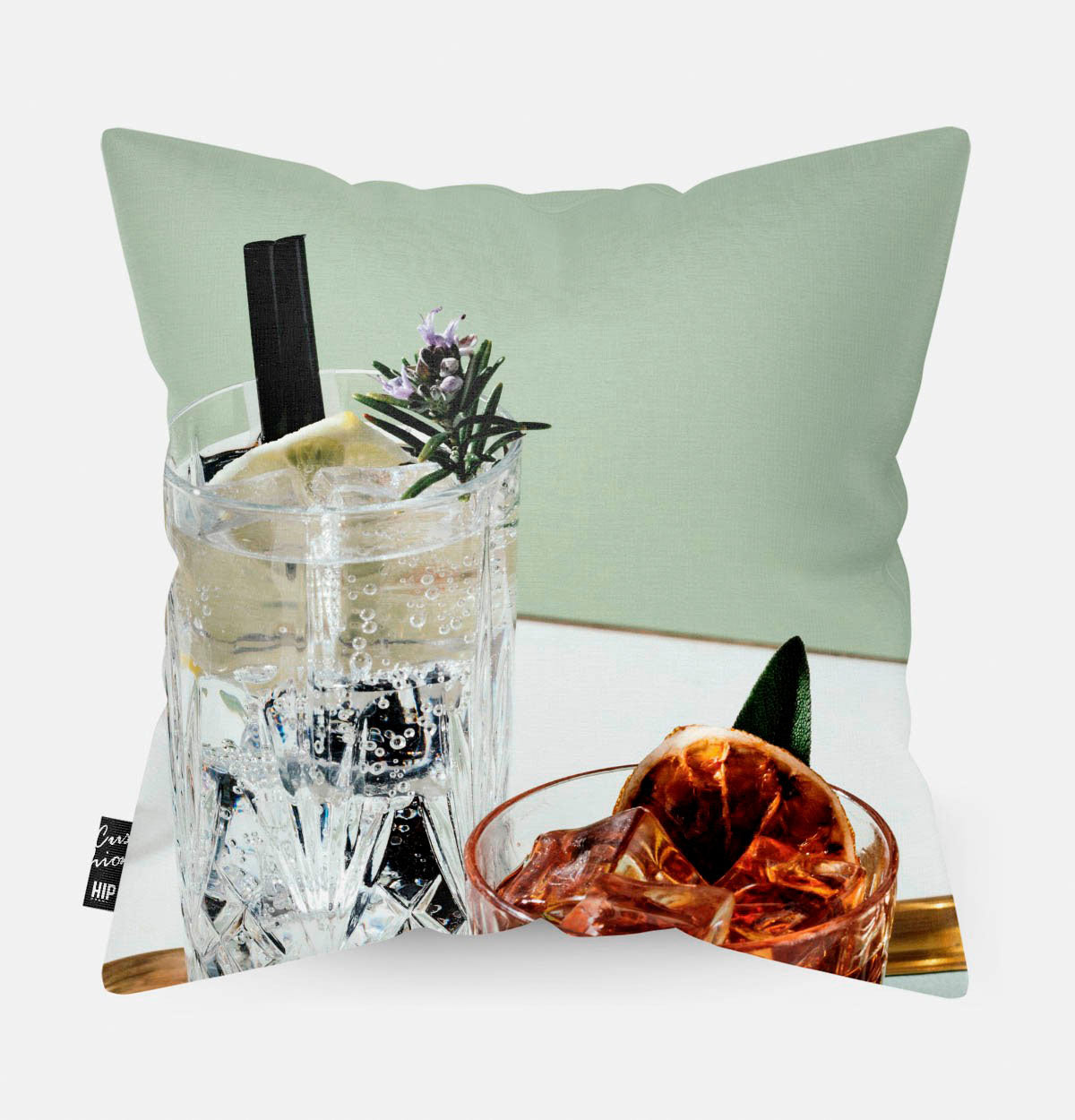Kussen met cocktails erop afgebeeld.