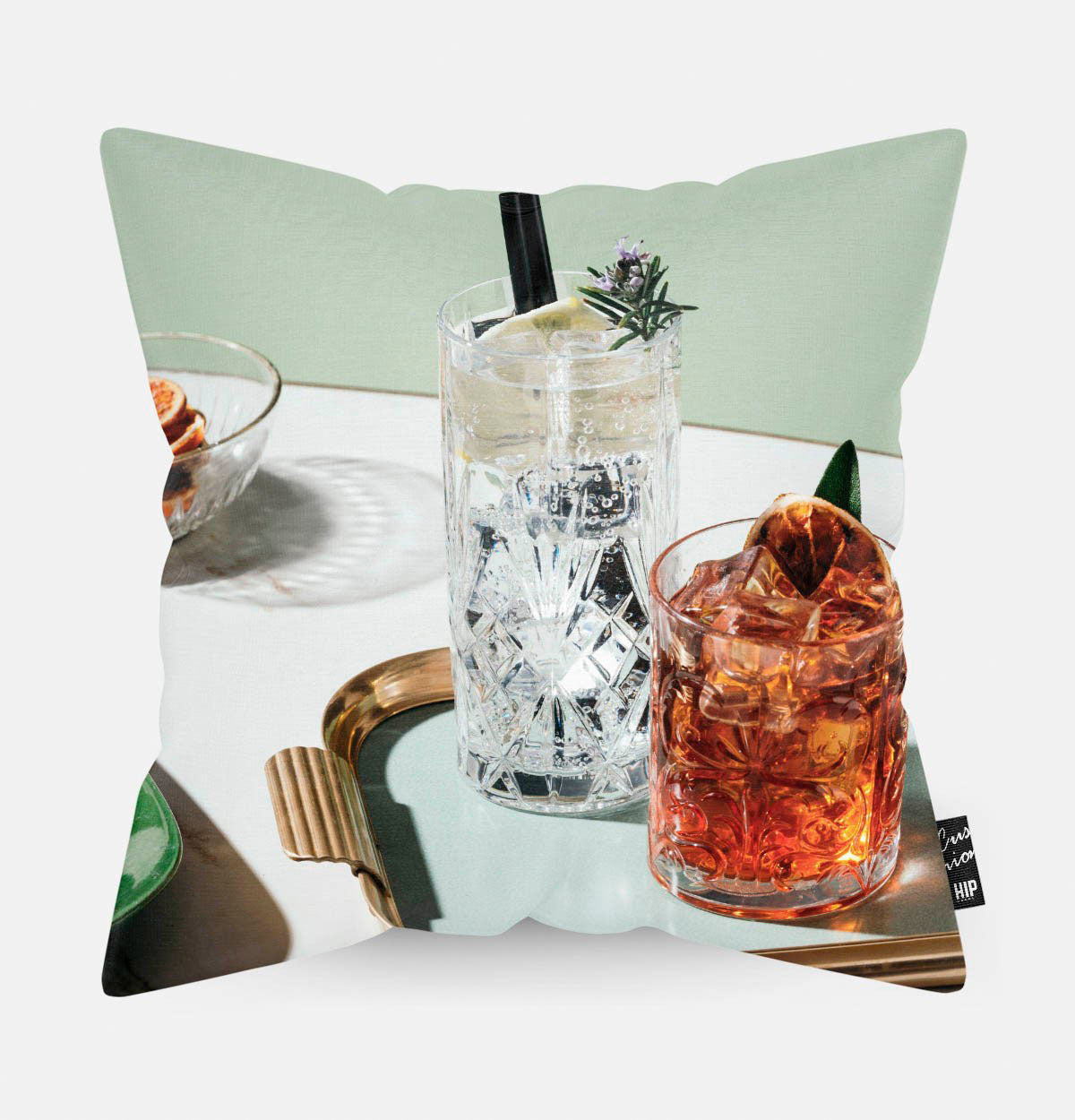 Kussen met twee cocktails erop afgebeeld.