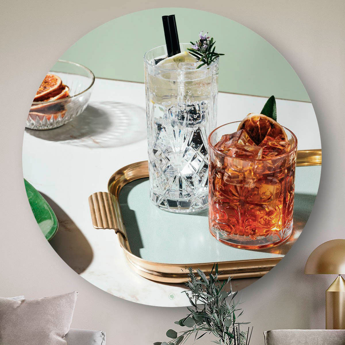 Wanddecoratie met twee cocktails.