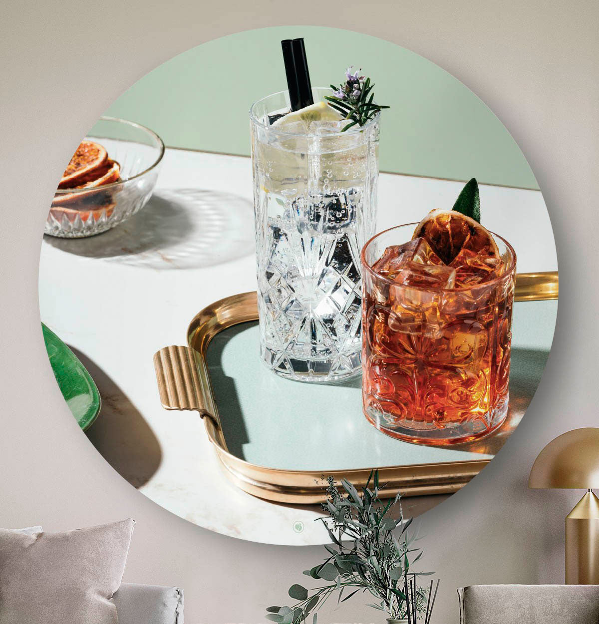 Wanddecoratie met twee cocktails.