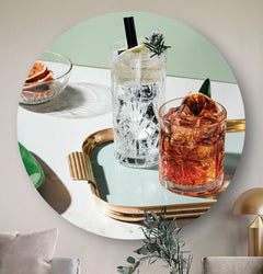 Wanddecoratie met twee cocktails.