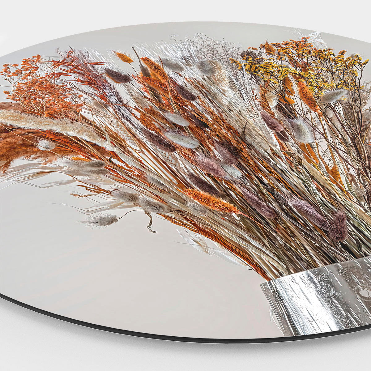 Muurcirkel met droogbloemen met koper kleur in metalen vaas