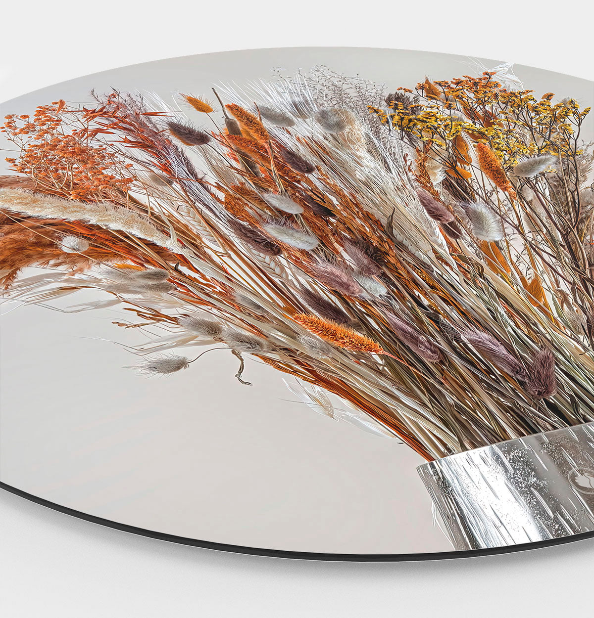 Muurcirkel met droogbloemen met koper kleur in metalen vaas
