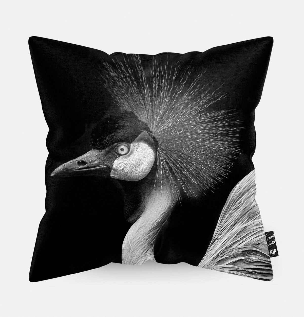 Kussen met een kwakvogel in zwart-wit erop afgebeeld.