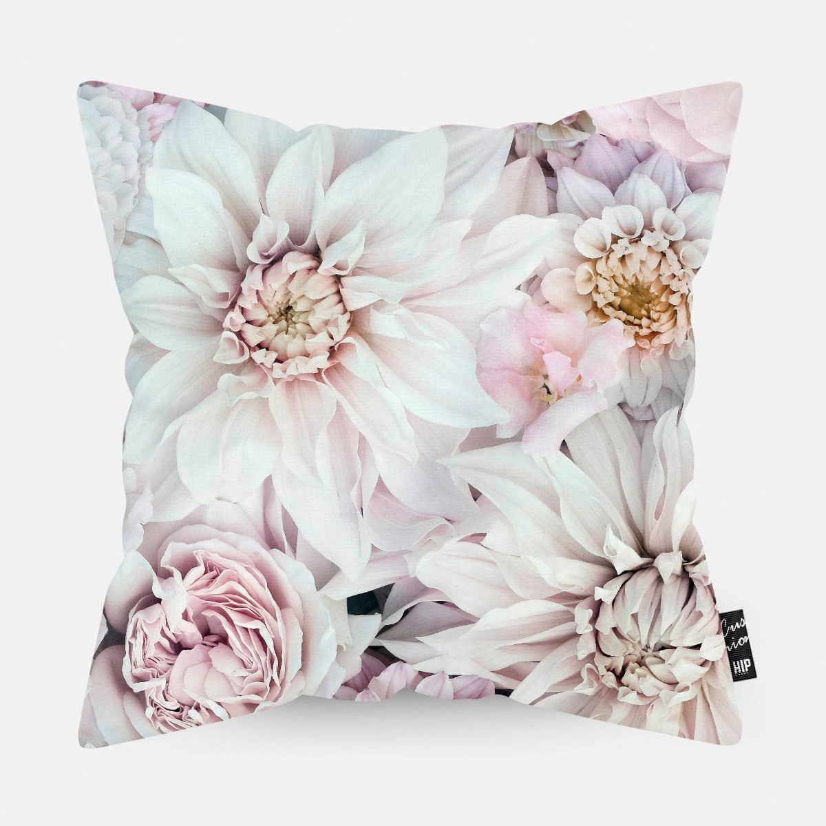 Kussen met Dahlias bloemen erop afgebeeld.