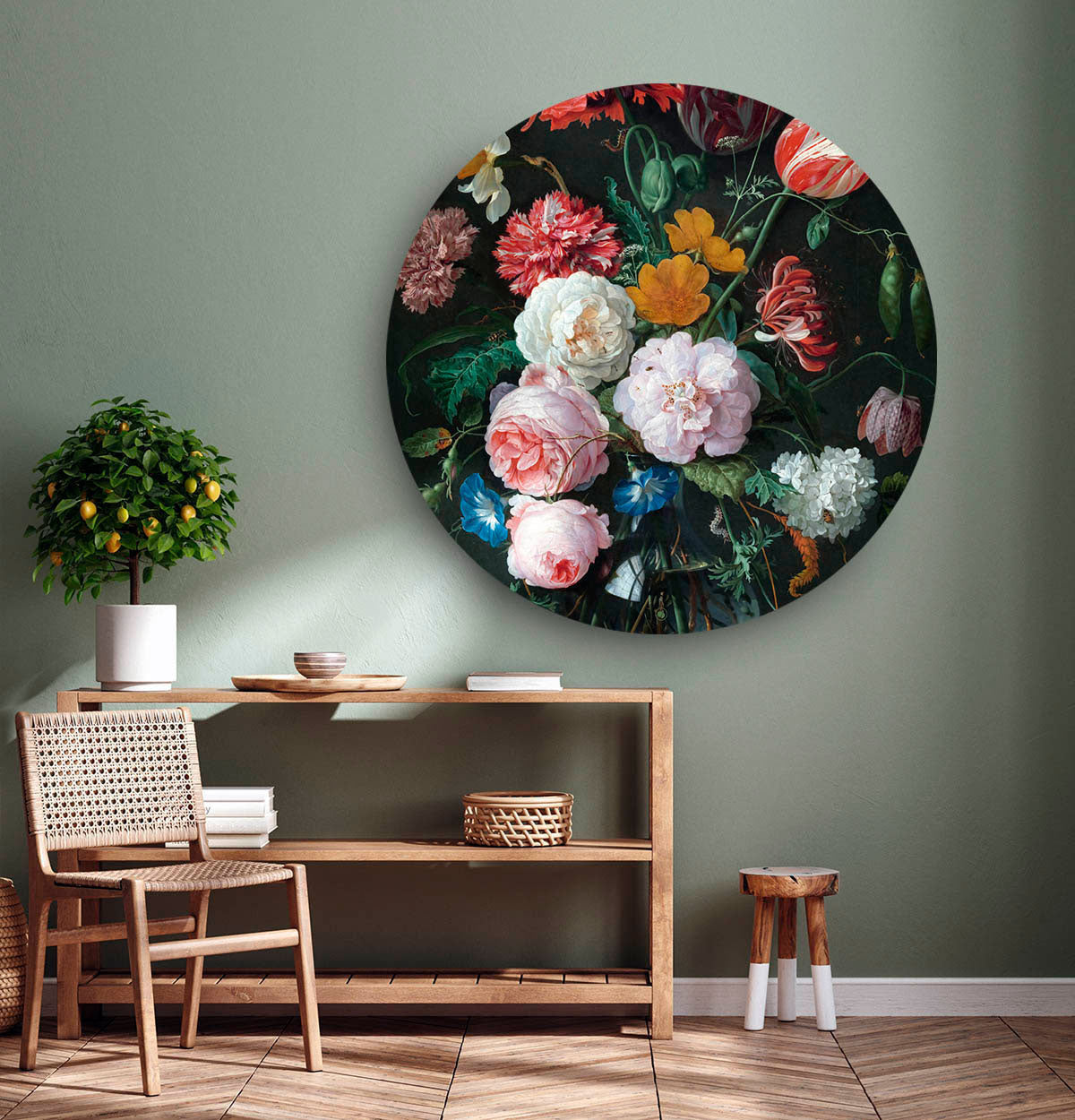 Wandcirkel met donkere achtergrond en bloemen tegen een licht groene muur