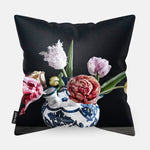 Achterzijde van een sierkussen met een vaas met tulpen met een donkere achtergrond in Delfts blauwe vaas
