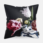 Sierkussen met een vaas met tulpen met een donkere achtergrond in Delfts blauwe vaas
