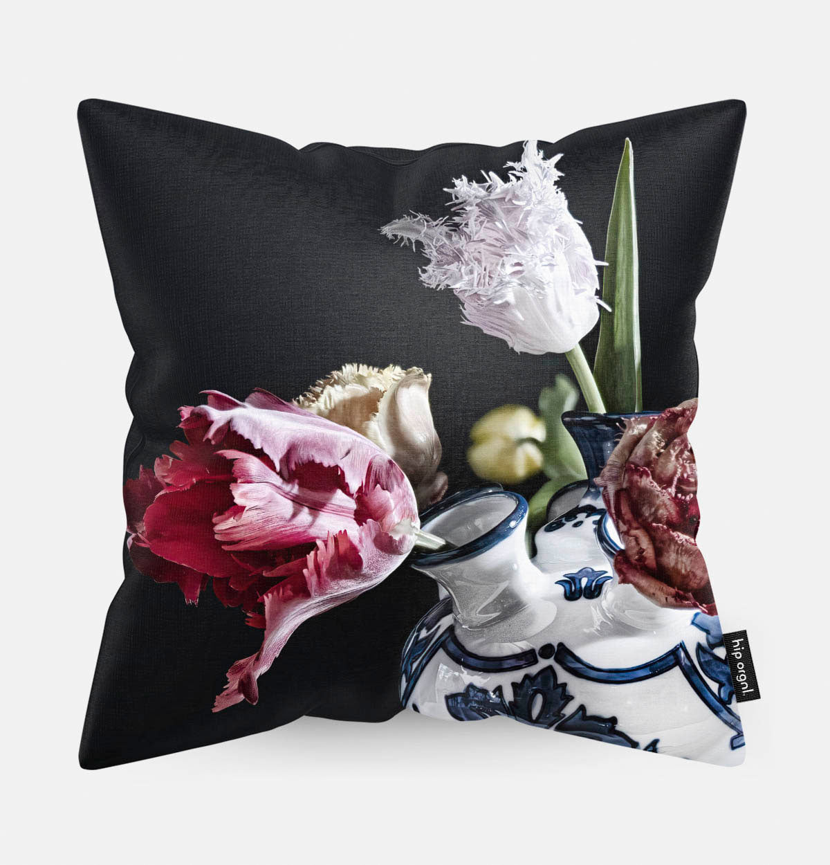 Sierkussen met een vaas met tulpen met een donkere achtergrond in Delfts blauwe vaas