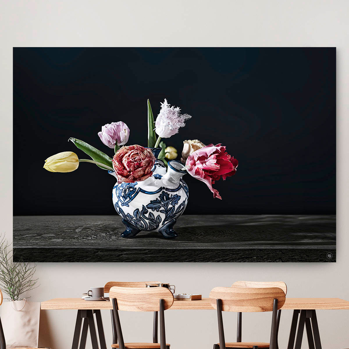 Schilderij met een vaas met tulpen tegen een beige muur