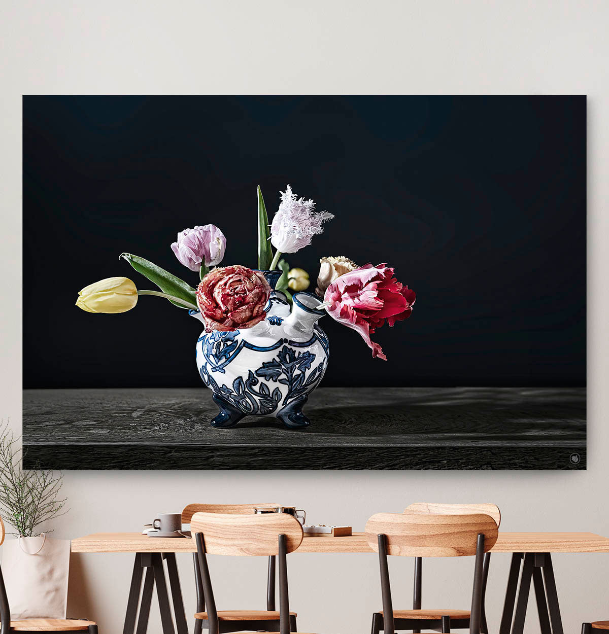 Schilderij met een vaas met tulpen tegen een beige muur