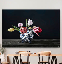 Schilderij met een vaas met tulpen tegen een beige muur