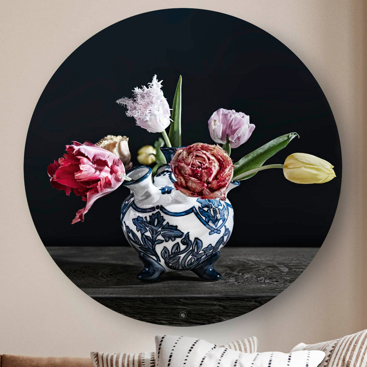 Wandcirkel met een vaas met tulpen tegen een beige muur