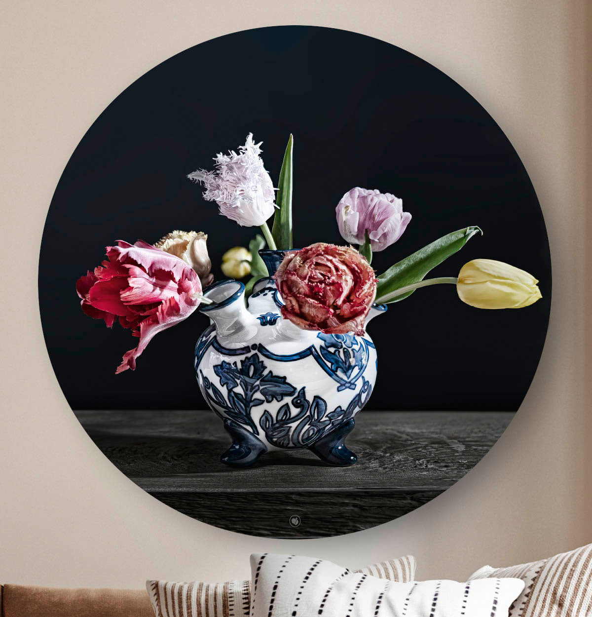Wandcirkel met een vaas met tulpen tegen een beige muur