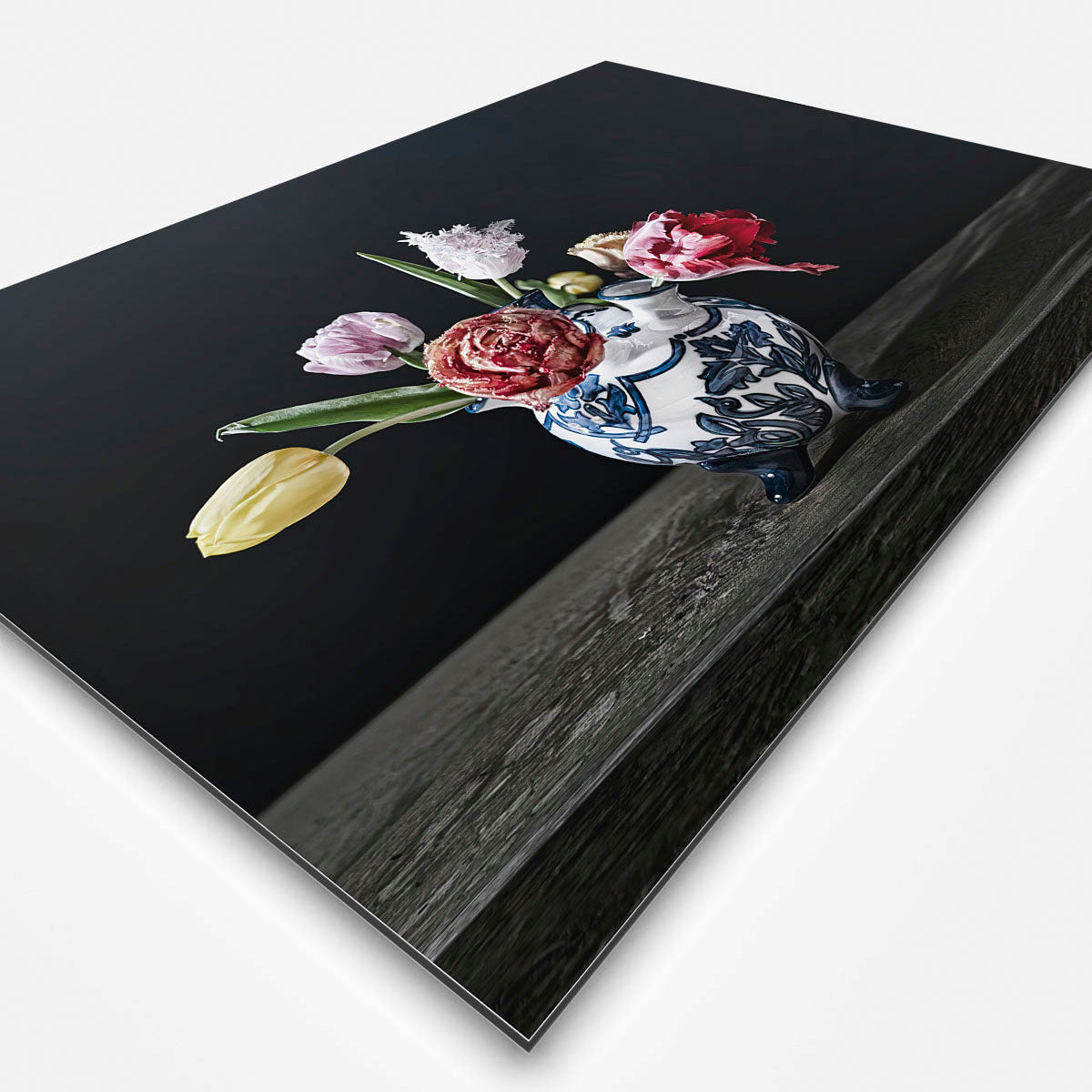 Zijkant van schilderij met een vaas met tulpen