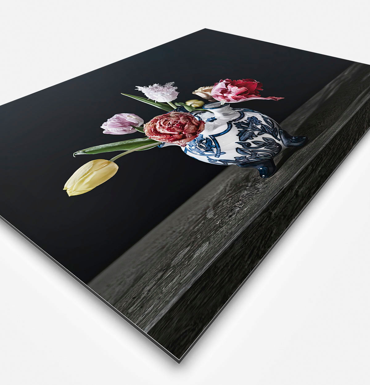 Zijkant van schilderij met een vaas met tulpen