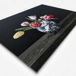Zijkant van schilderij met een vaas met tulpen