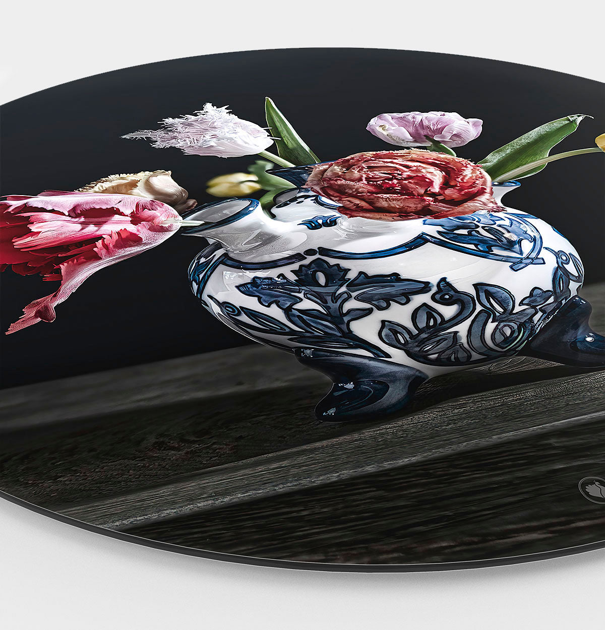 Muurcirkel met een vaas met tulpen met een donkere achtergrond in Delfts blauwe vaas