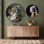 Woonkamer met 2 ronde wanddecoraties met verschillende bloemen en meisjes met de parel.