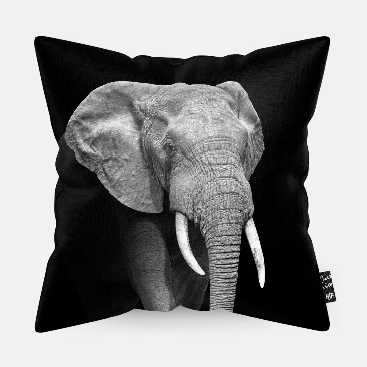 Kussen met een olifant in zwart-wit erop afgebeeld.