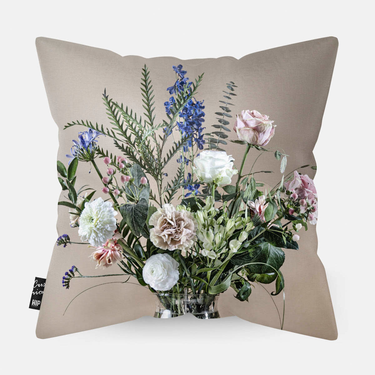 Achterzijde van een sierkussen met bloemen met een beige achtergrond