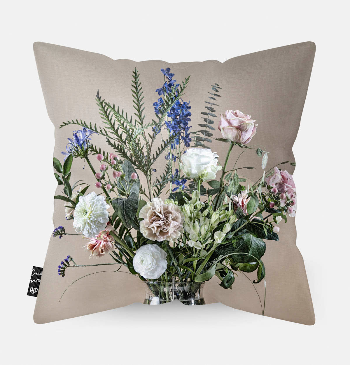 Achterzijde van een sierkussen met bloemen met een beige achtergrond