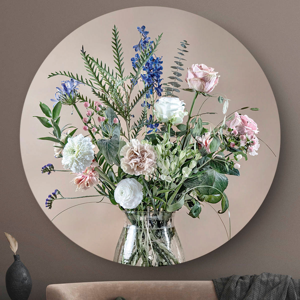 Wandcirkel met bloemen met een beige achtergrond tegen een beige muur