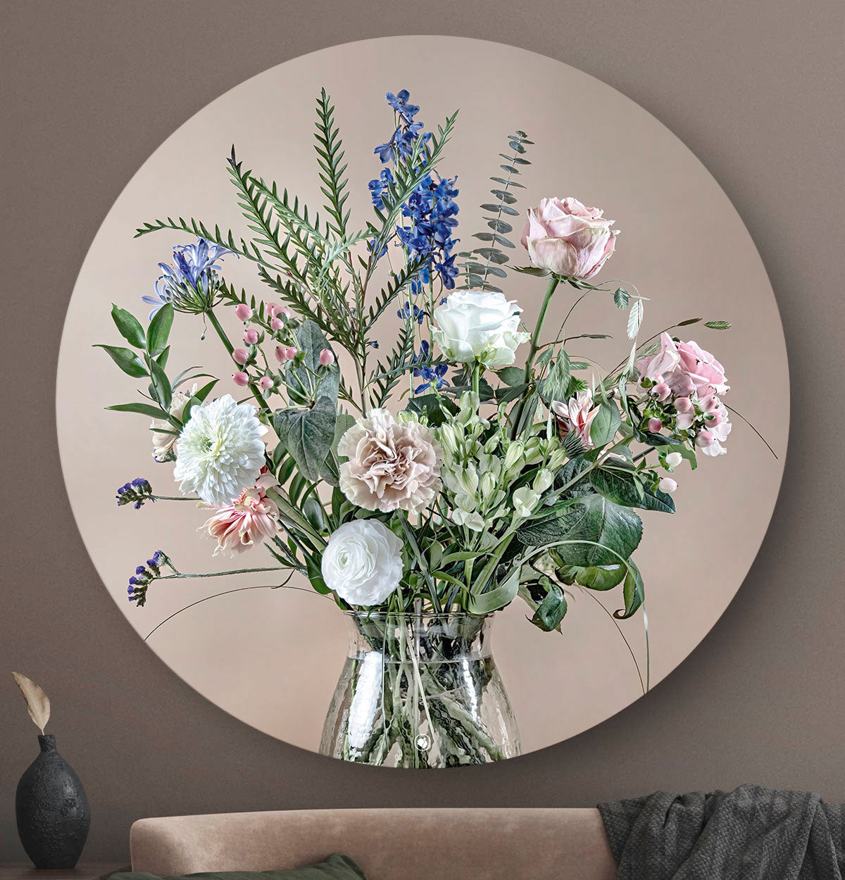 Wandcirkel met bloemen met een beige achtergrond tegen een beige muur