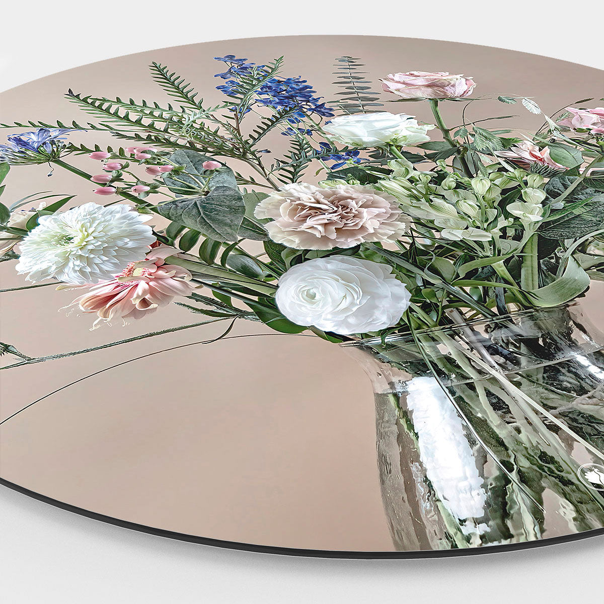 Zijkant van een wandcirkel met bloemen met een beige achtergrond