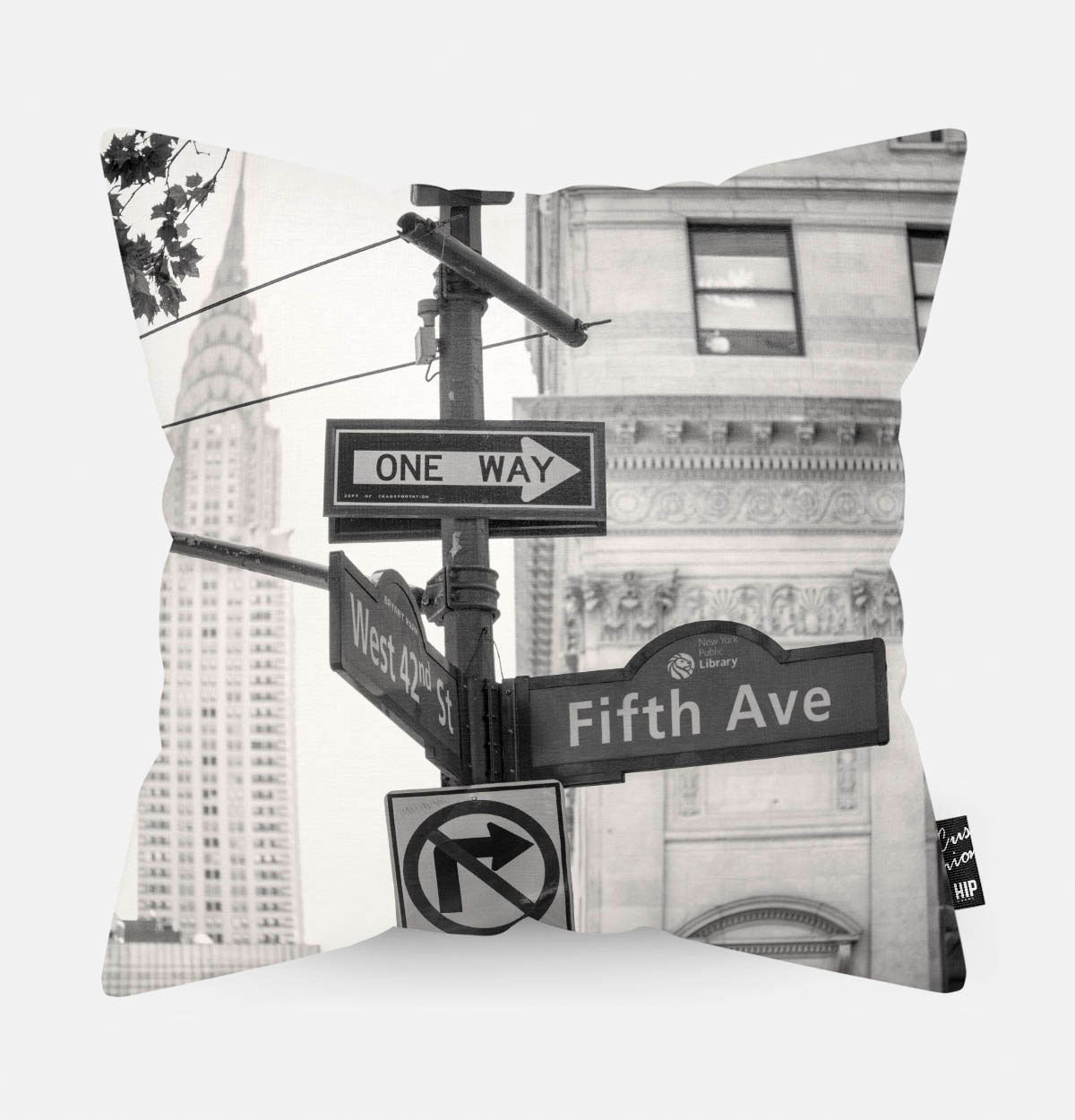 Kussen met Fifth Avenue in het zwart-wit erop.
