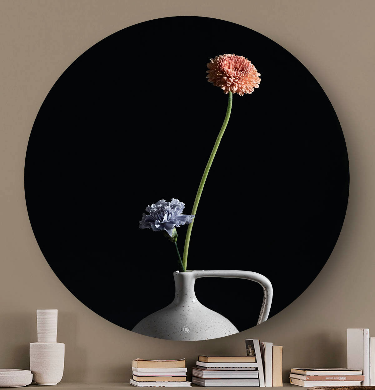 Wandcirkel met een vaasje met twee bloemen tegen een beige muur