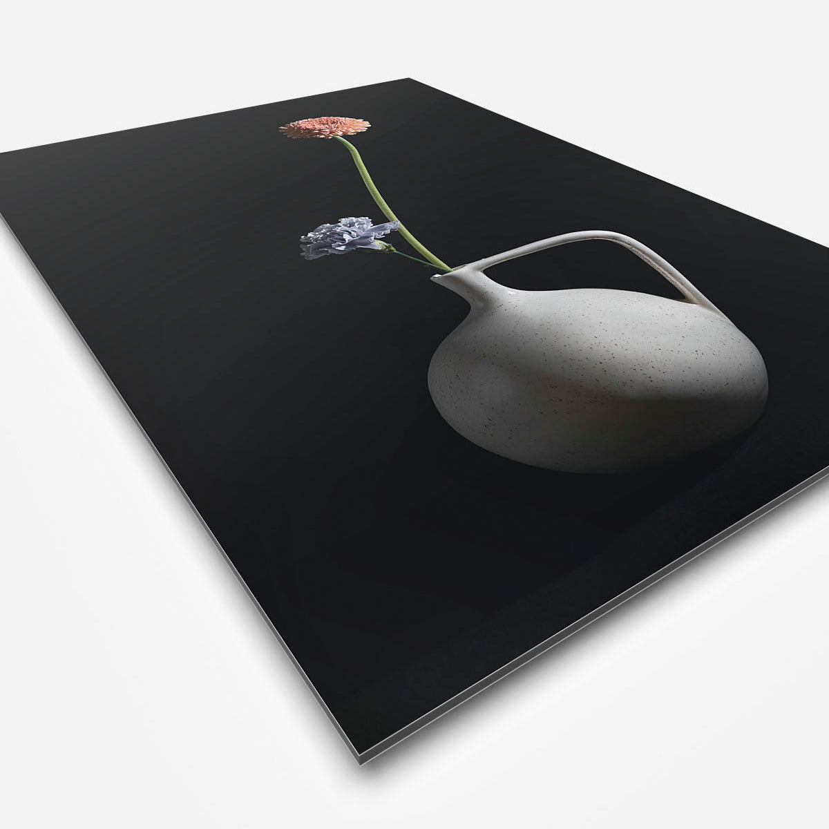Wanddecoratie met een vaasje met twee bloemen