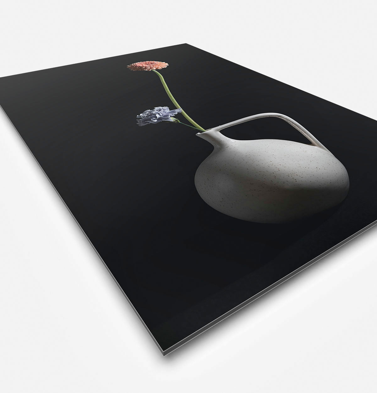 Wanddecoratie met een vaasje met twee bloemen
