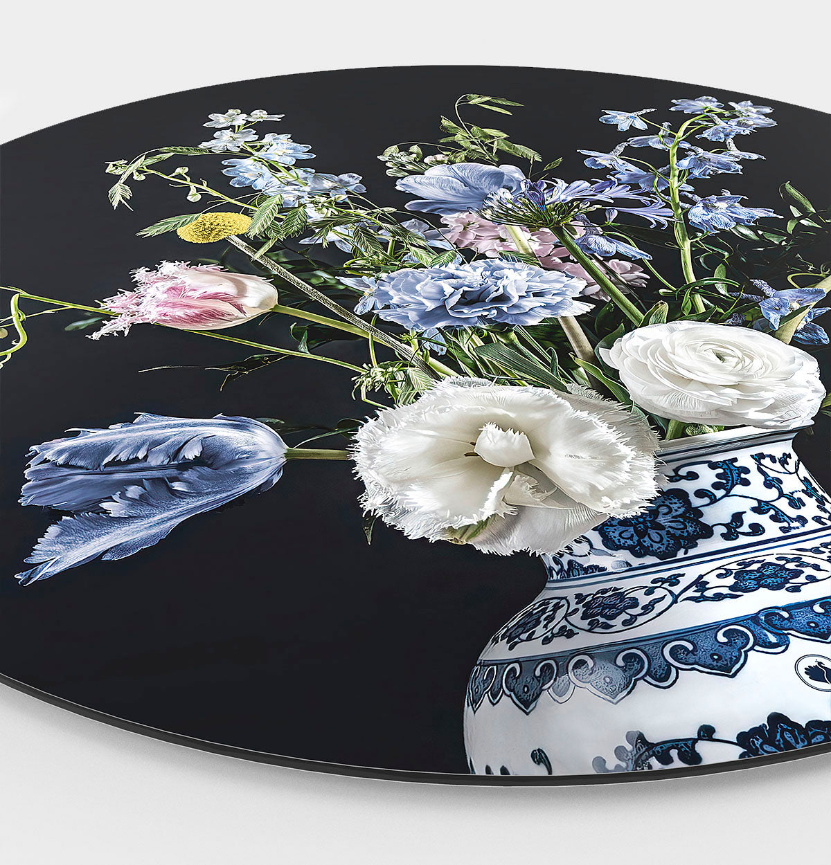 Zijkant van een wandcirkel met lichtblauwe en witte bloemen met een donkere achtergrond