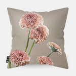 Achterzijde van een sierkussen met gerbera's en een beige kleur