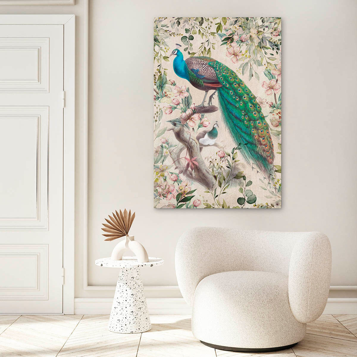 Schilderij met een pauw erop in een beige wit interieur met een bank en een bijzettafel