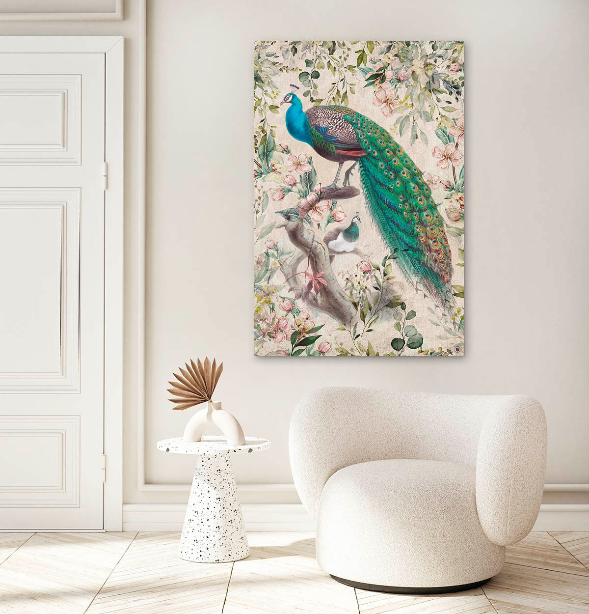 Schilderij met een pauw erop in een beige wit interieur met een bank en een bijzettafel