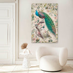 Schilderij met een pauw erop in een beige wit interieur met een bank en een bijzettafel