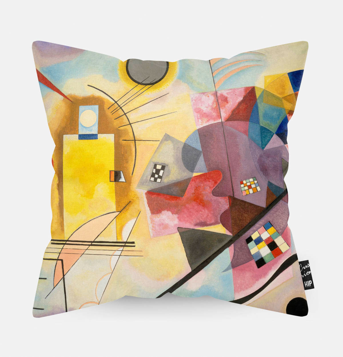 Kussen met moderne kunst en de kleuren geel, rood, blauw erop afgebeeld.